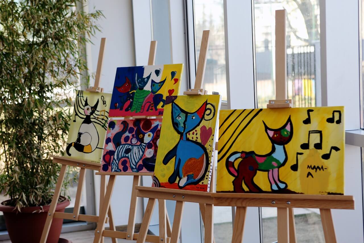 Mostra d'arte con dipinti di gatti